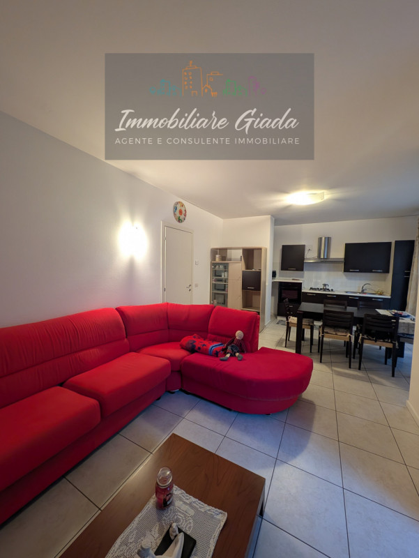 L’immobiliare Giada vi propone questo bell' appartamento al piano terra con giardino privato, sit...
