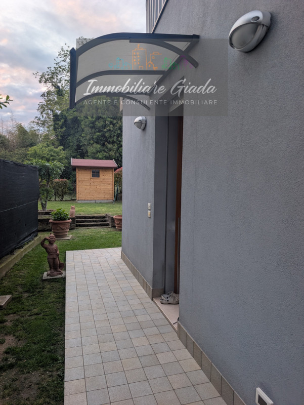 L’immobiliare Giada vi propone questo bell' appartamento al piano terra con giardino privato, sit...