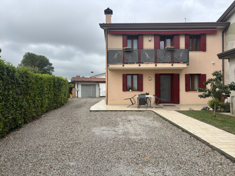 In una posizione riservata e immersa nella tranquillità di Lissaro di Mestrino, ma al tempo stess...