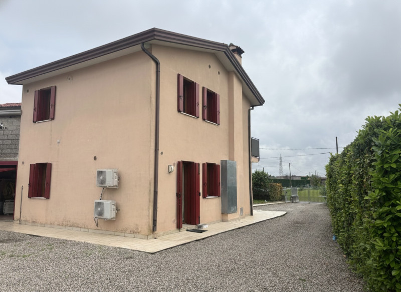In una posizione riservata e immersa nella tranquillità di Lissaro di Mestrino, ma al tempo stess...