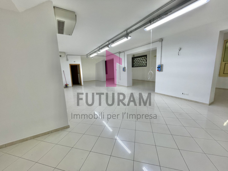 CITTADELLA - 52FIL - PER INFO 0444/310220

Proponiamo in affitto un ampio negozio di 250 mq situa...