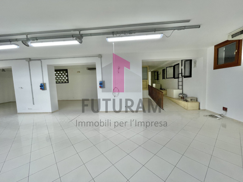 CITTADELLA - 52FIL - PER INFO 0444/310220

Proponiamo in affitto un ampio negozio di 250 mq situa...