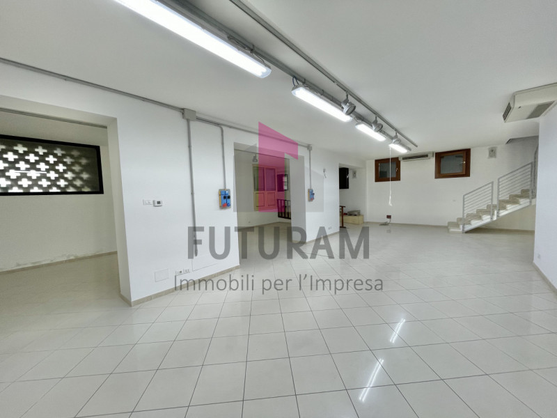 CITTADELLA - 52FIL - PER INFO 0444/310220

Proponiamo in affitto un ampio negozio di 250 mq situa...
