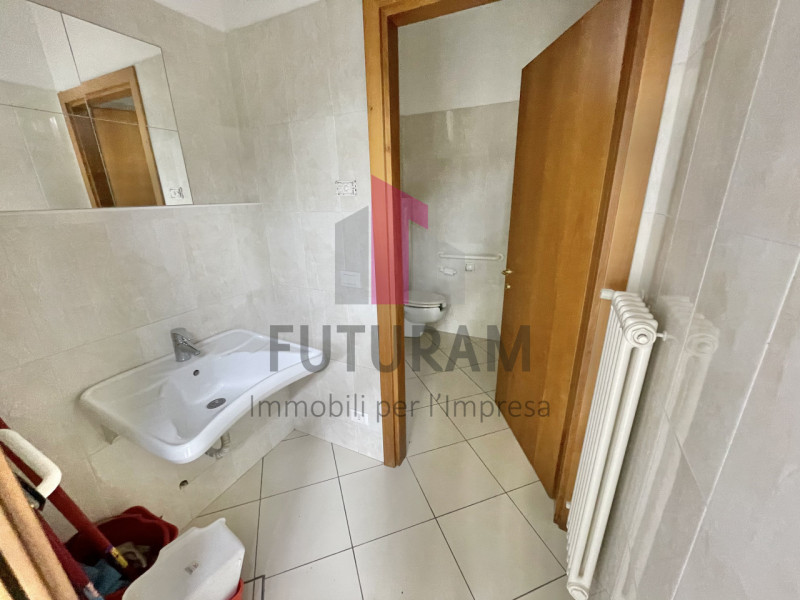 CITTADELLA - 52FIL - PER INFO 0444/310220

Proponiamo in affitto un ampio negozio di 250 mq situa...
