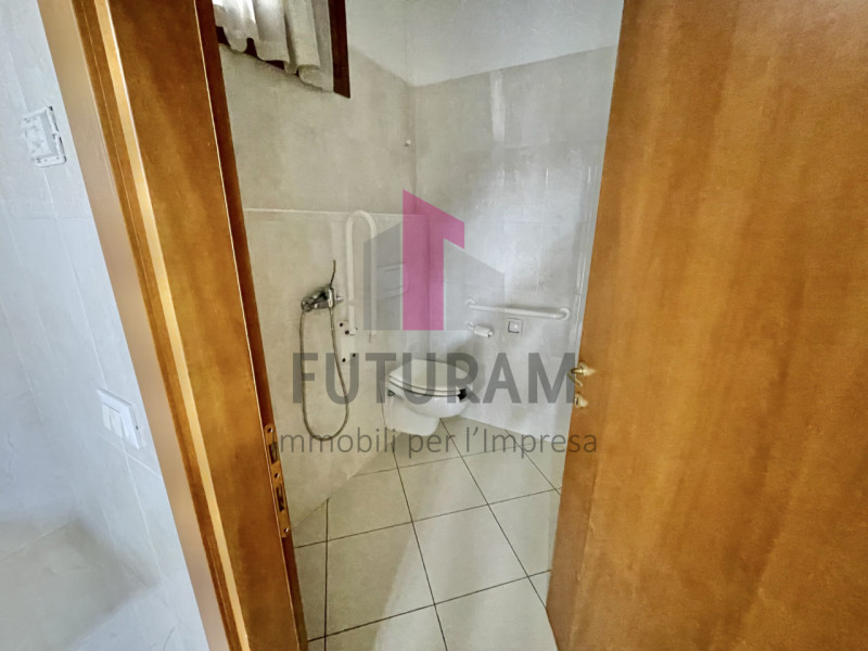 CITTADELLA - 52FIL - PER INFO 0444/310220

Proponiamo in affitto un ampio negozio di 250 mq situa...