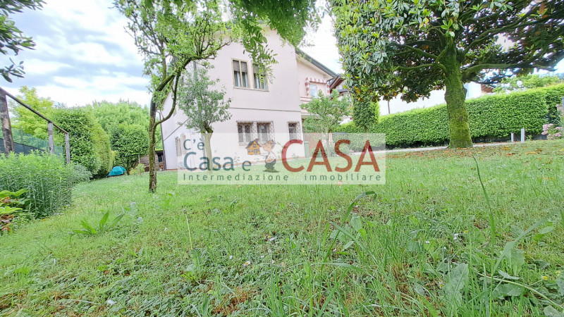 S. DOMENICO: Comoda a tutti i servizi e scuole, su lotto di circa 600mq, quartiere molto tranquil...
