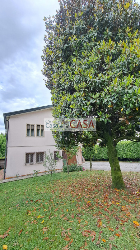 S. DOMENICO: Comoda a tutti i servizi e scuole, su lotto di circa 600mq, quartiere molto tranquil...