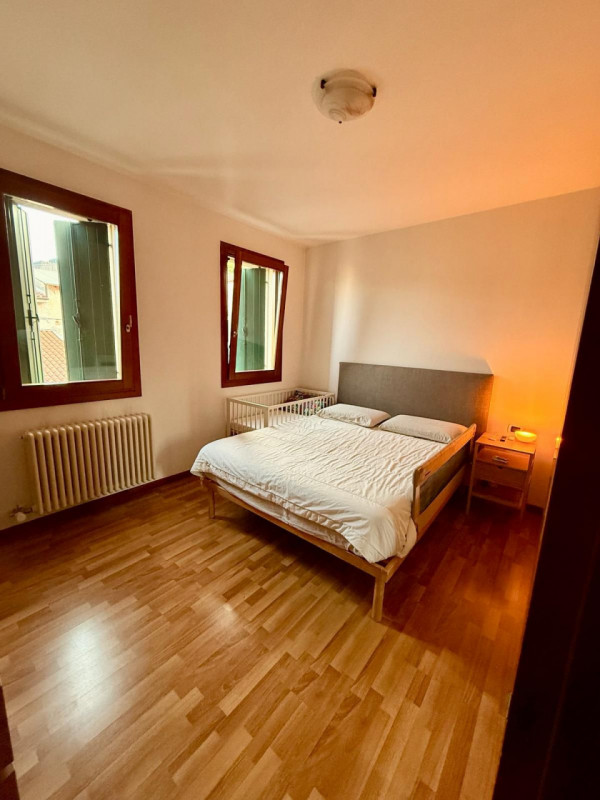 Castelfranco V.to: proponiamo in locazione un appartamento bicamere, posto al primo piano.
Inseri...