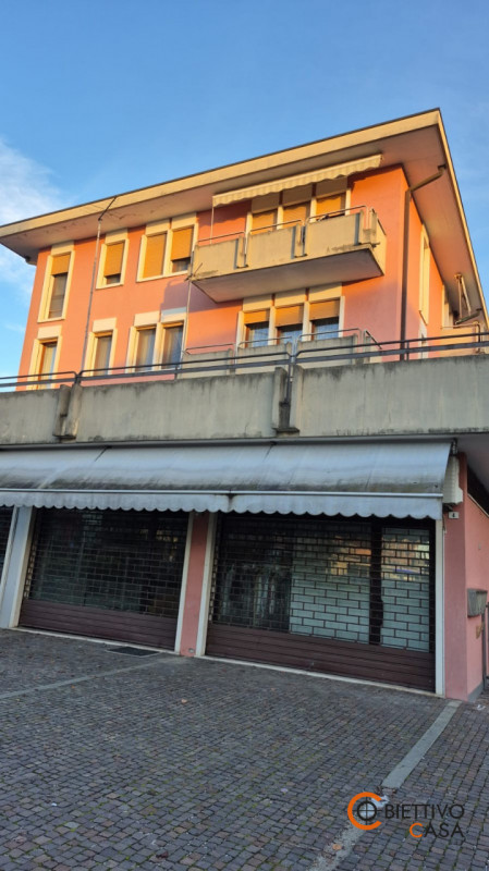 CADONEGHE, BRAGNI/SAN BONAVENTURA: Proponiamo in affitto negozio/ufficio libero, situato al piano...