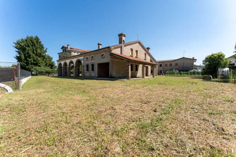 Nel cuore del paese, inserita in un elegante quartiere residenziale, proponiamo in vendita un'aff...