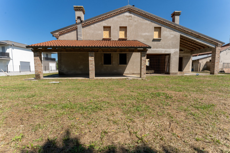 Nel cuore del paese, inserita in un elegante quartiere residenziale, proponiamo in vendita un'aff...