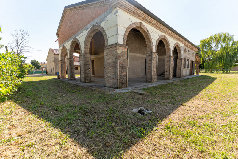 Nel cuore del paese, inserita in un elegante quartiere residenziale, proponiamo in vendita un'aff...