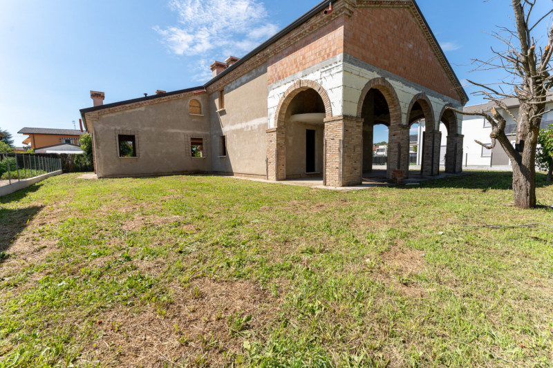 Nel cuore del paese, inserita in un elegante quartiere residenziale, proponiamo in vendita un'aff...