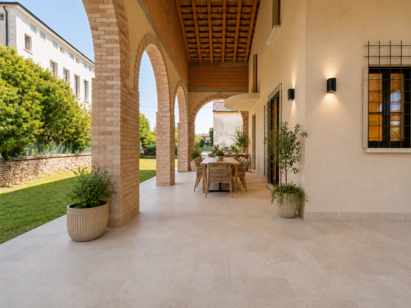 Nel cuore del paese, inserita in un elegante quartiere residenziale, proponiamo in vendita un'aff...