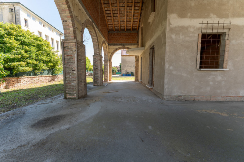 Nel cuore del paese, inserita in un elegante quartiere residenziale, proponiamo in vendita un'aff...