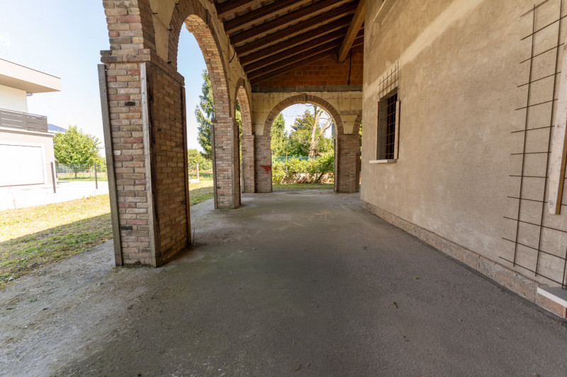 Nel cuore del paese, inserita in un elegante quartiere residenziale, proponiamo in vendita un'aff...