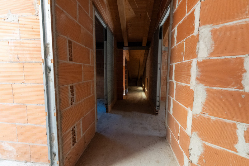 Nel cuore del paese, inserita in un elegante quartiere residenziale, proponiamo in vendita un'aff...