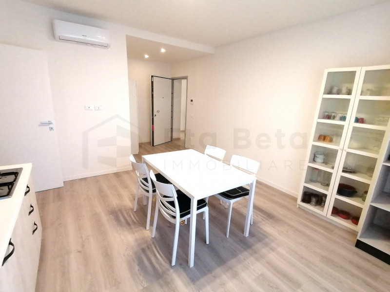 In una zona tranquilla nel quartiere Oltre Brenta, proponiamo un bellissimo appartamento trilocal...