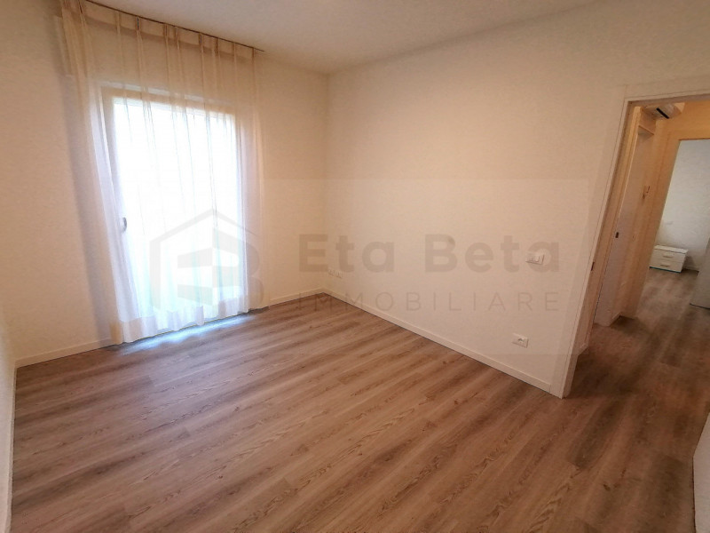 In una zona tranquilla nel quartiere Oltre Brenta, proponiamo un bellissimo appartamento trilocal...