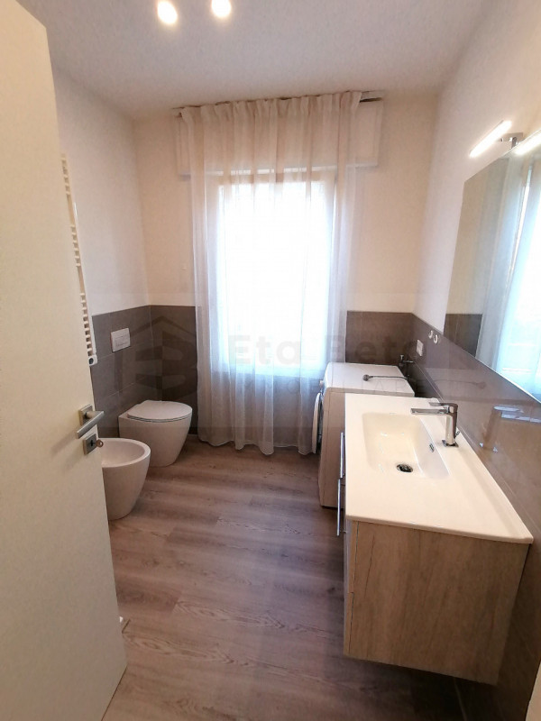 In una zona tranquilla nel quartiere Oltre Brenta, proponiamo un bellissimo appartamento trilocal...