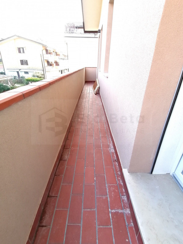 In una zona tranquilla nel quartiere Oltre Brenta, proponiamo un bellissimo appartamento trilocal...