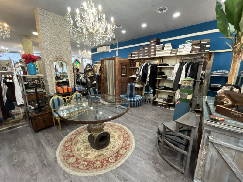 Proponiamo in vendita locale commerciale già locato a negozio di abbigliamento, ideale per chi de...