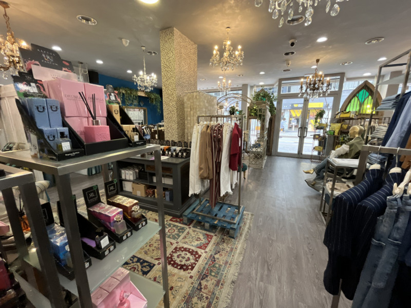 Proponiamo in vendita locale commerciale già locato a negozio di abbigliamento, ideale per chi de...