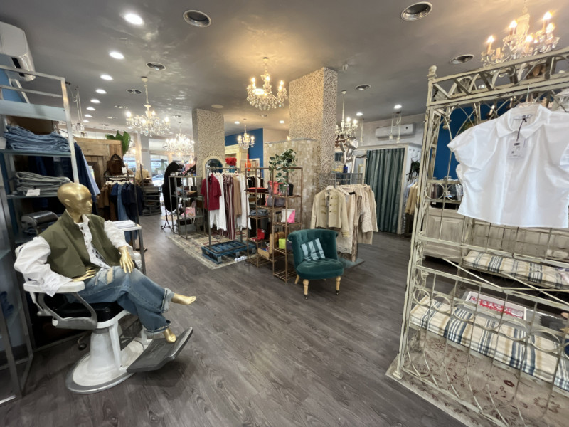 Proponiamo in vendita locale commerciale già locato a negozio di abbigliamento, ideale per chi de...