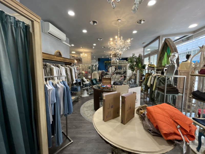 Proponiamo in vendita locale commerciale già locato a negozio di abbigliamento, ideale per chi de...