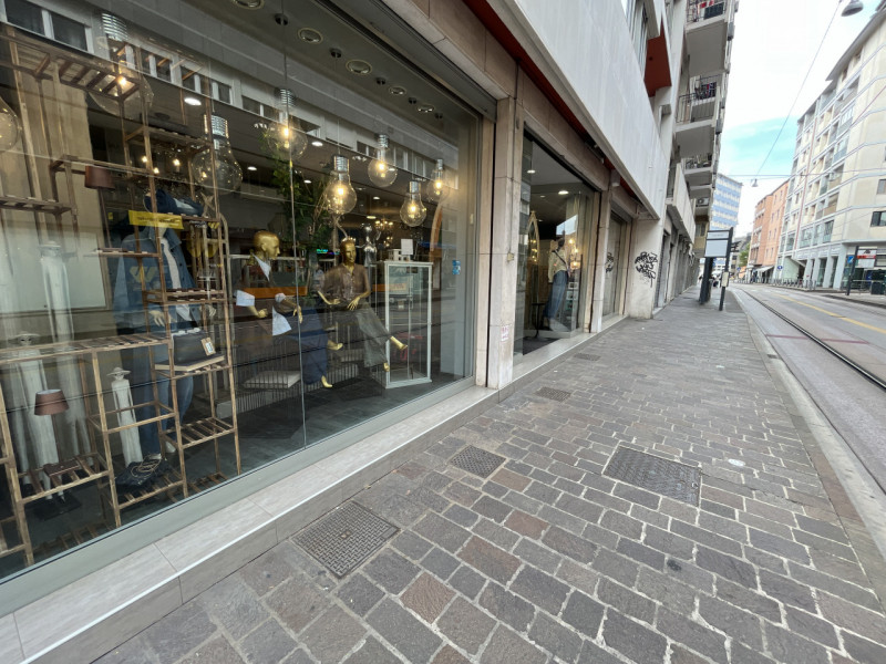 Proponiamo in vendita locale commerciale già locato a negozio di abbigliamento, ideale per chi de...