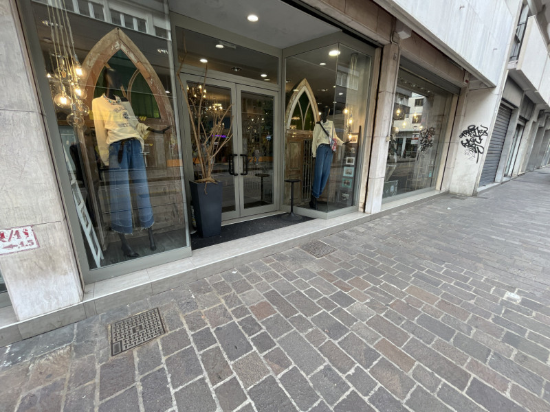 Proponiamo in vendita locale commerciale già locato a negozio di abbigliamento, ideale per chi de...