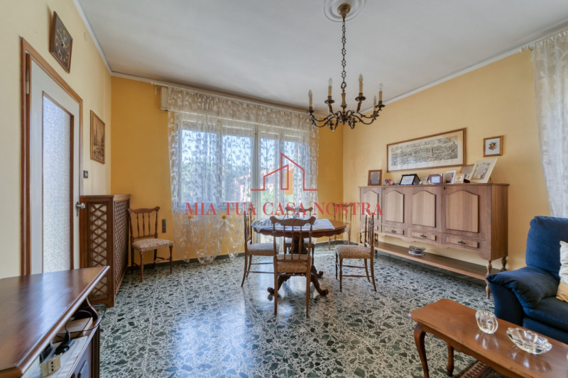 GUIZZA: Casa singola disposta su piano terra e primo con giardino privato; si compone di doppio i...