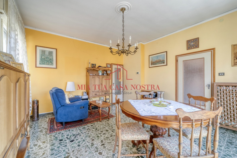 GUIZZA: Casa singola disposta su piano terra e primo con giardino privato; si compone di doppio i...