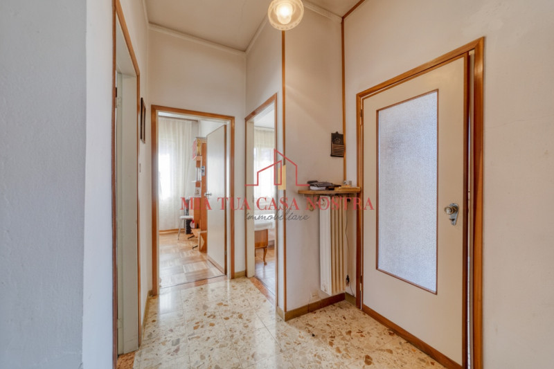 GUIZZA: Casa singola disposta su piano terra e primo con giardino privato; si compone di doppio i...