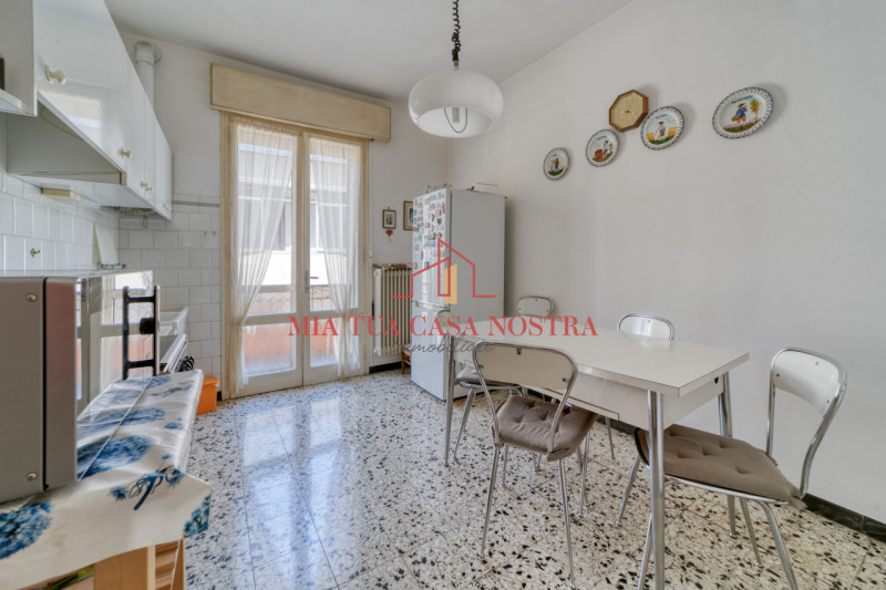 GUIZZA: Casa singola disposta su piano terra e primo con giardino privato; si compone di doppio i...