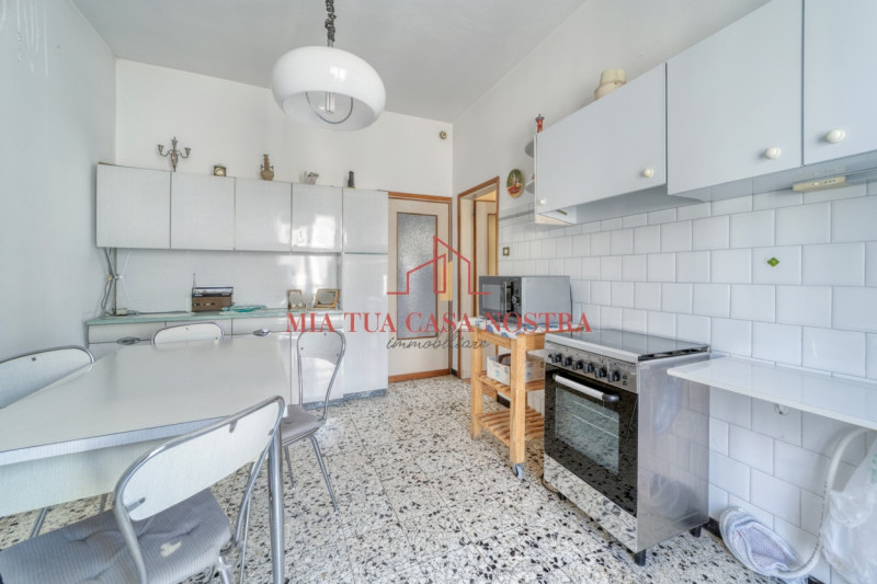 GUIZZA: Casa singola disposta su piano terra e primo con giardino privato; si compone di doppio i...