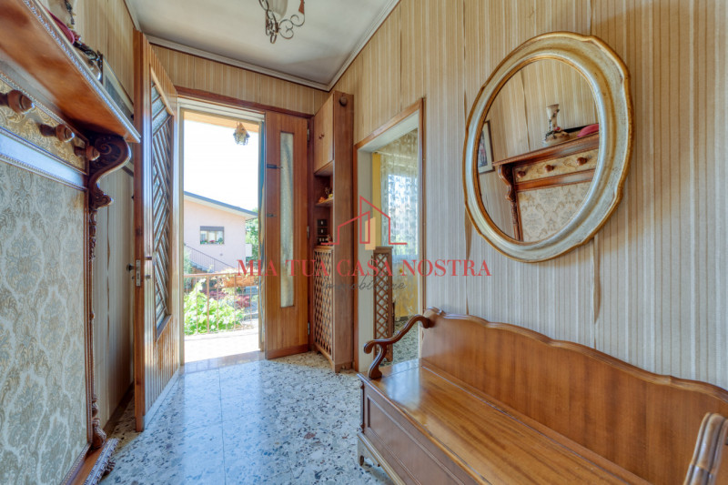 GUIZZA: Casa singola disposta su piano terra e primo con giardino privato; si compone di doppio i...