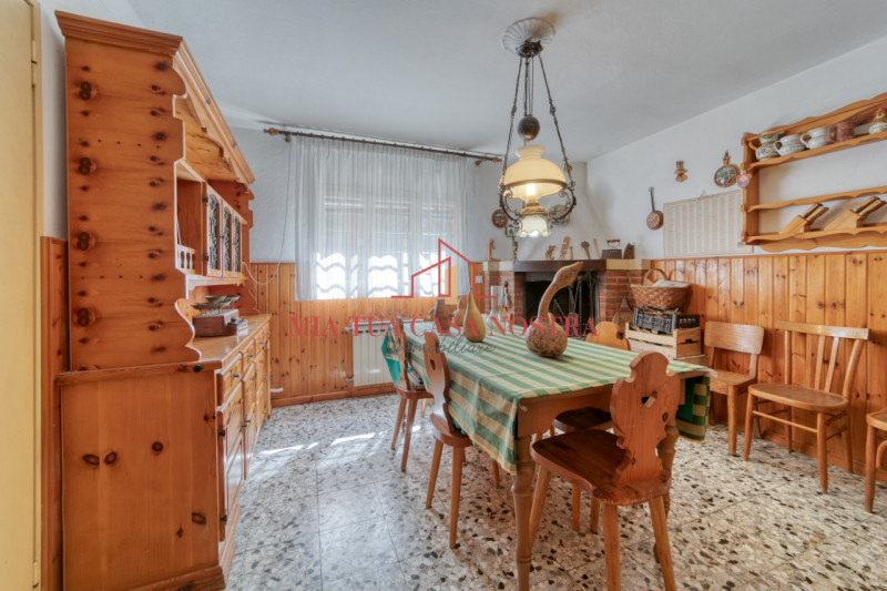 GUIZZA: Casa singola disposta su piano terra e primo con giardino privato; si compone di doppio i...