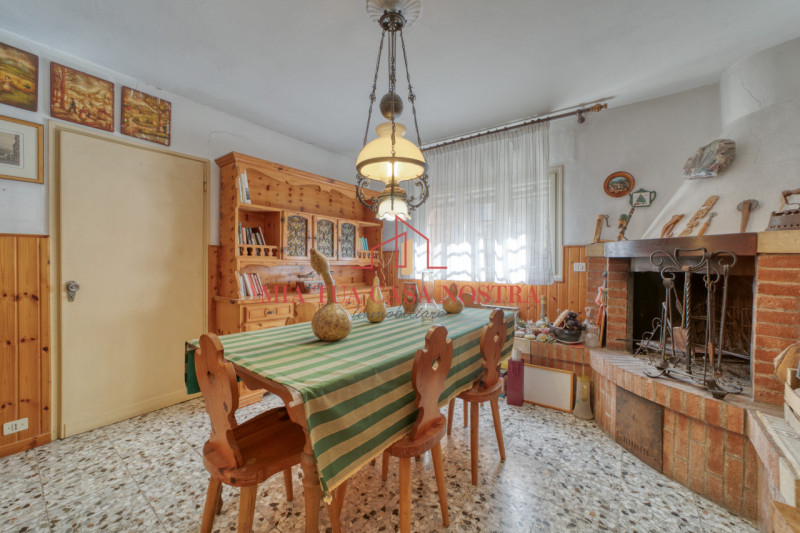 GUIZZA: Casa singola disposta su piano terra e primo con giardino privato; si compone di doppio i...