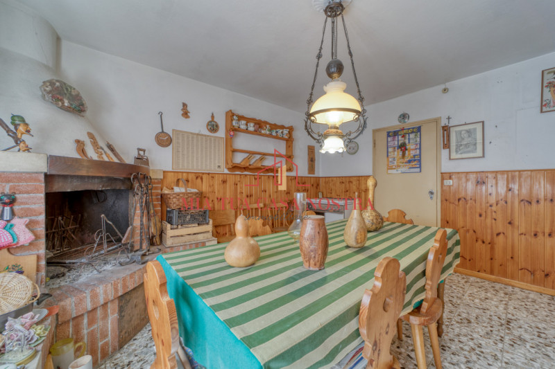 GUIZZA: Casa singola disposta su piano terra e primo con giardino privato; si compone di doppio i...