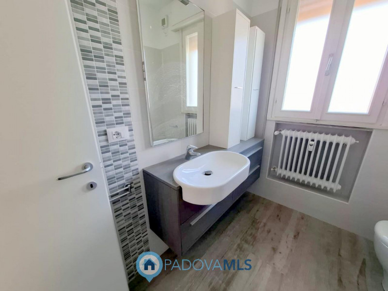 Immobile in esclusiva al Gruppo Padova MLS
ARCELLA 3 CAMERE ULTIMO PIANO RISTRUTTURATO

Sei alla ...