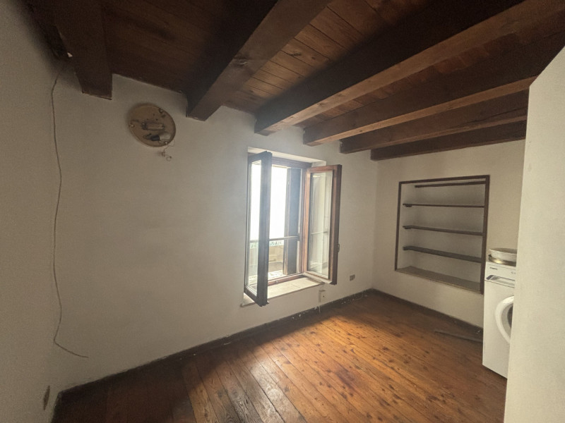 Nel cuore di Vittorio Veneto, proponiamo in vendita una porzione centrale di casa a schiera dalla...