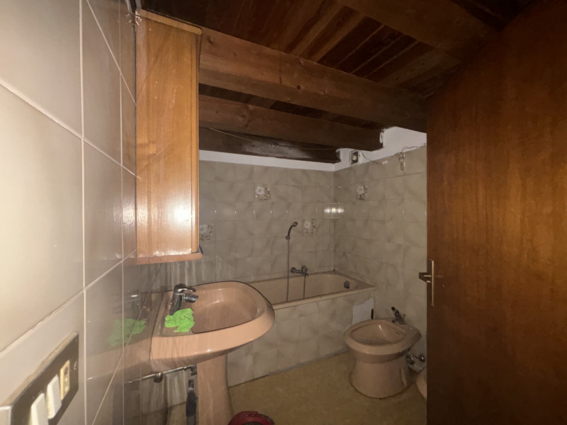Nel cuore di Vittorio Veneto, proponiamo in vendita una porzione centrale di casa a schiera dalla...