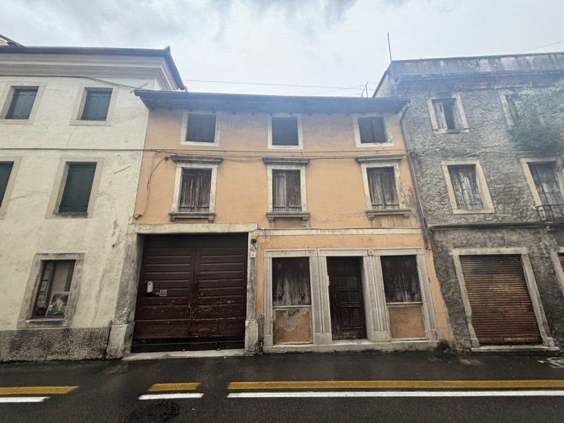Nel cuore di Vittorio Veneto, proponiamo in vendita una porzione centrale di casa a schiera dalla...