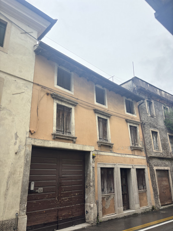 Nel cuore di Vittorio Veneto, proponiamo in vendita una porzione centrale di casa a schiera dalla...