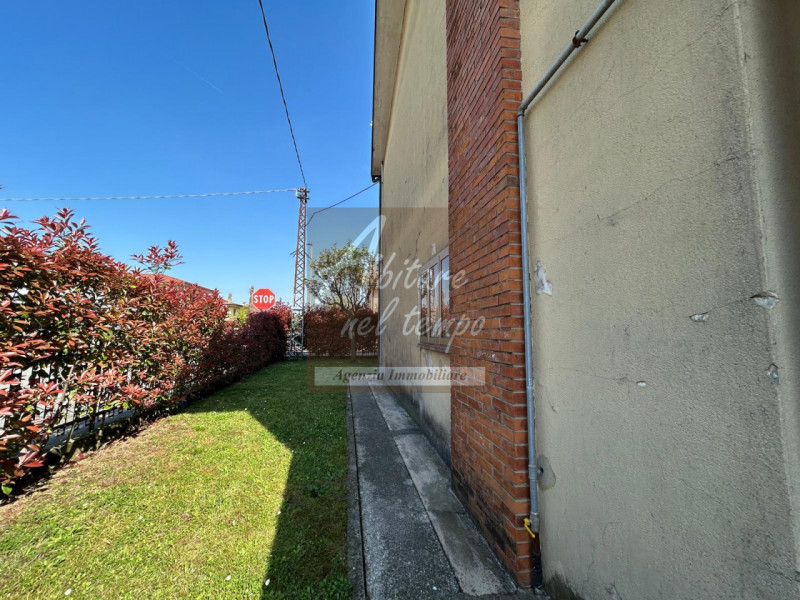 CITTADELLA (PD) - VIA MATTEOTTI

In contesto silenzioso e comodo al centro storico, proponiamo in...