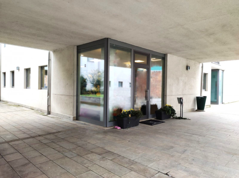 In una zona commerciale e direzionale prestigiosa, proponiamo in vendita un luminoso negozio al p...