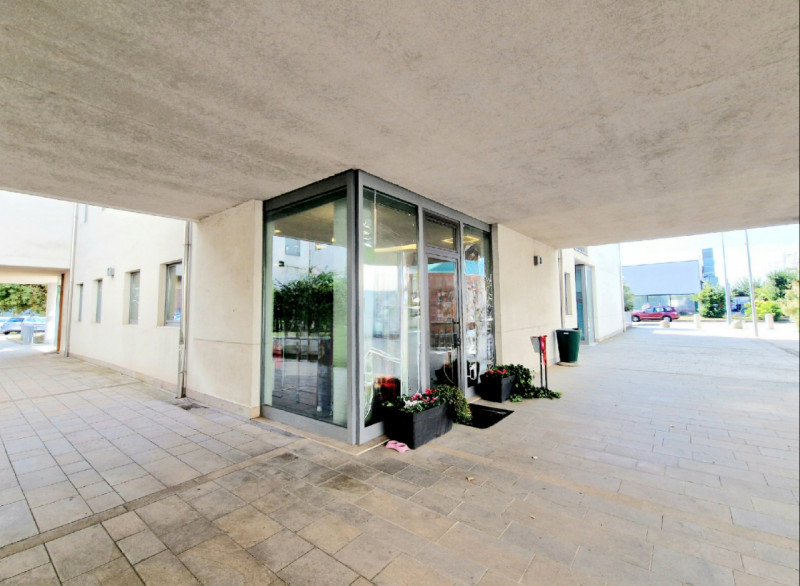 In una zona commerciale e direzionale prestigiosa, proponiamo in vendita un luminoso negozio al p...
