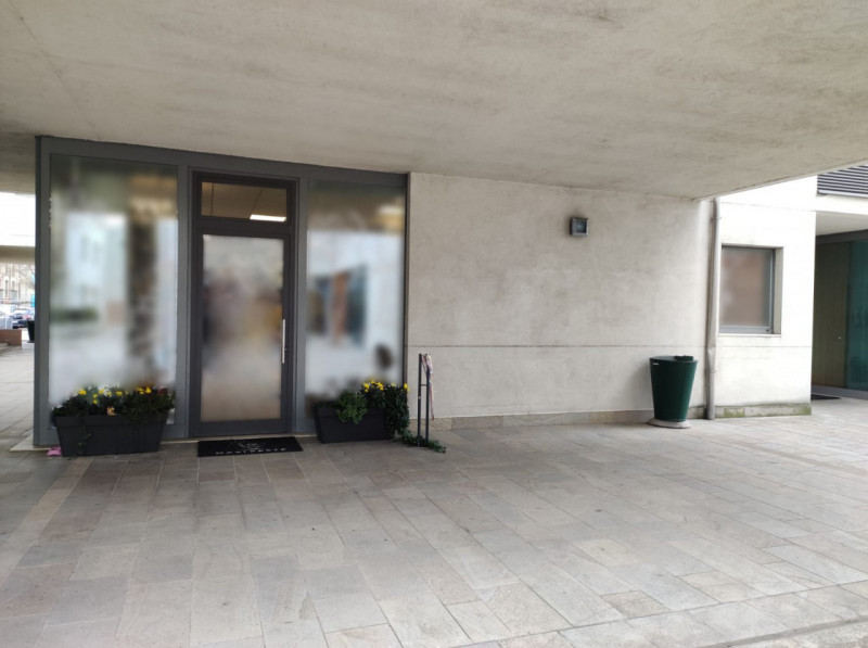 In una zona commerciale e direzionale prestigiosa, proponiamo in vendita un luminoso negozio al p...