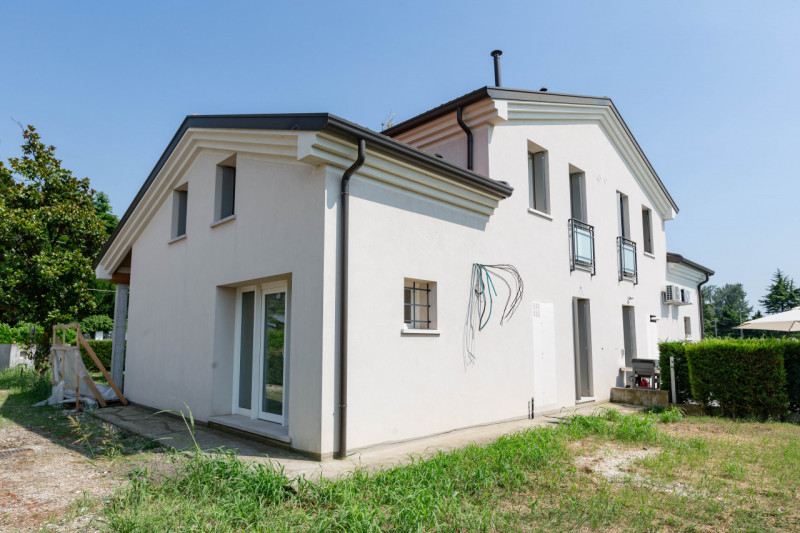 Scopri questa splendida casa bifamiliare di nuova costruzione situata nella tranquilla e verdeggi...